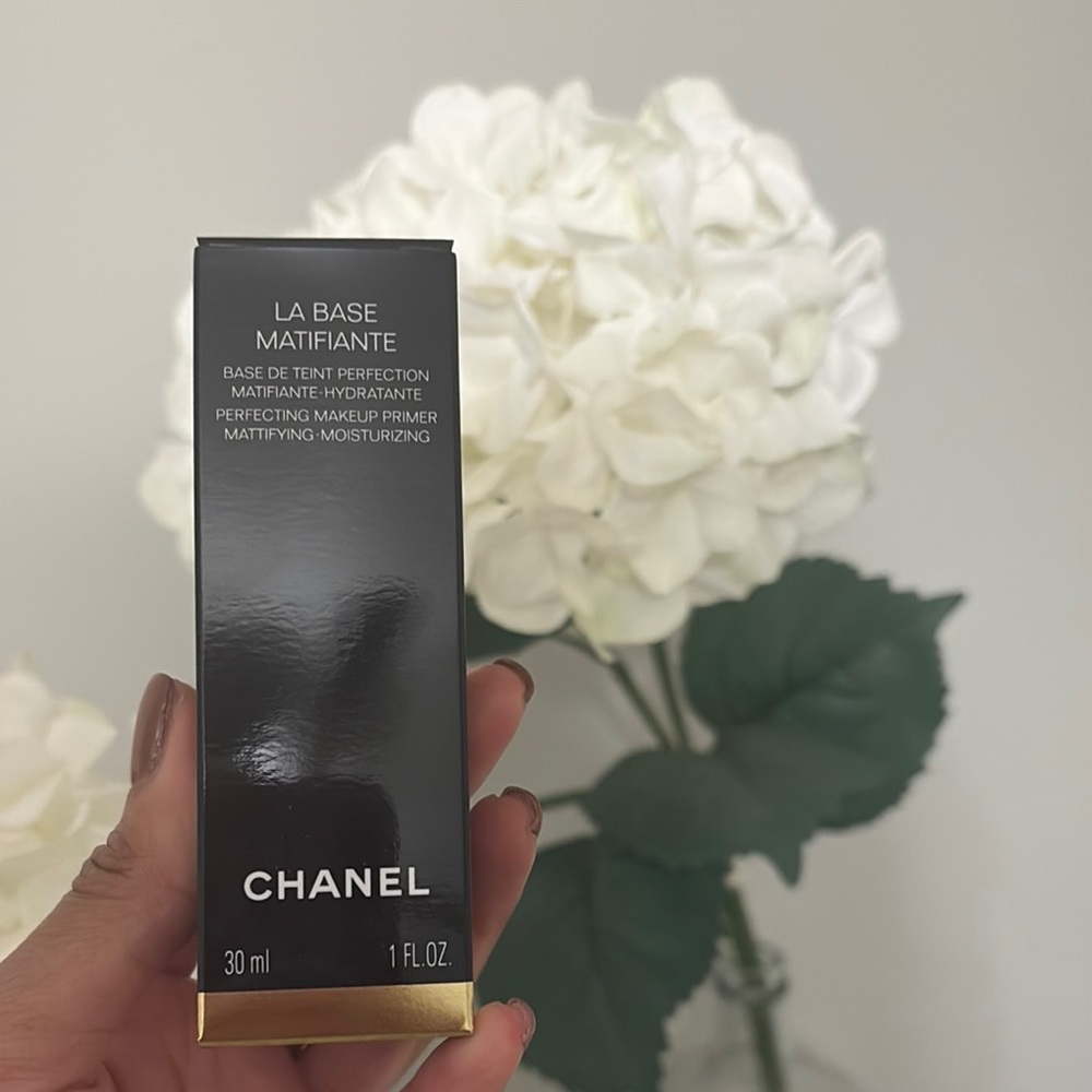 CHANEL La Base Matifiante in Black and Gold